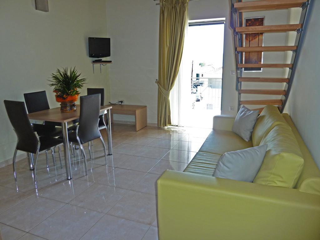Eleana Boutique & Blue Infinity Apart Otel Nikiana
